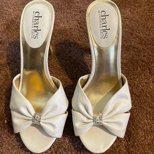 Charles by Charles David size 6 bow front shoes